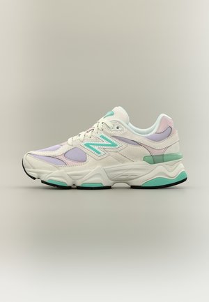 Witte en pastel paarse New Balance sneaker met mintgroene accenten, dikke zool en bovenwerk van mesh en suède, zijaanzicht.