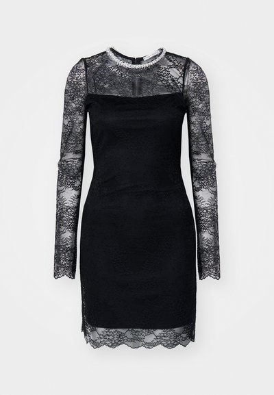 Vestuário preto em renda com mangas longas, apresentando um corpete de renda transparente, bainha em forma de onda e decote adornado. Design justo.