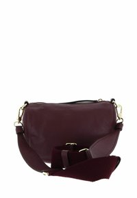 Sac en cuir bordeaux foncé en bandoulière avec une large sangle réglable et des fermoirs et une fermeture éclair dorés, sur fond blanc.