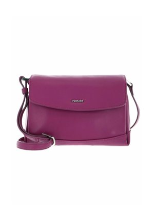 Sac à bandoulière en cuir violet avec fermeture à rabat et sangle réglable, arborant un petit logo métallique de la marque sur le devant.