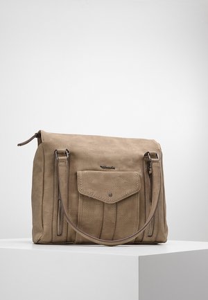 Beige gestructureerde handtas met een voorflapzak, twee verticale ritstassen en een enkele schouderriem op een wit displayplateau.