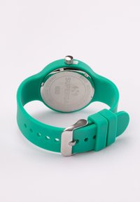 Reloj de pulsera de silicona turquesa con fondo de acero inoxidable y hebilla plateada, con una esfera redonda y una textura suave.