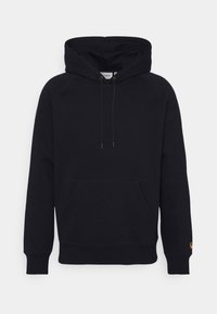 Felpa nera con cappuccio, tasca a marsupio, cappuccio con coulisse, polsini a coste e piccolo logo dorato sulla manica sinistra.