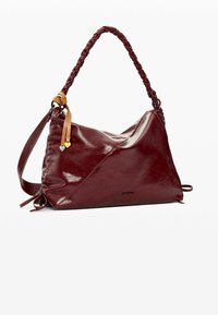 Bolso de hombro de cuero burdeos con asa trenzada, cremallera lateral y colgantes decorativos. Textura lisa con un diseño geométrico.