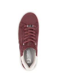 Baskets en suède bordeaux avec semelle en caoutchouc blanc, bout rond et lacets. Présente un logo sur la languette et un intérieur doux.