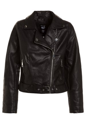 Czarna kurtka motocyklowa z eko skóry z asymetrycznym zamkiem błyskawicznym, zamykanymi na zamek kieszeniami bocznymi, zatrzaskami przy kołnierzu, pikowanymi detalami na rękawach oraz paskiem w talii.