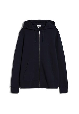 Marineblauwe zip-up hoodie met een trekkoord in de capuchon, voorkruimen en ribbel manchetten. Bevat een klein logo op de borst. Zachte, gladde stof.