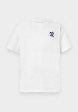 Hvid t-shirt med korte ærmer med lille sort Adidas-logo og blåt blomstermotiv på øverste venstre bryst.