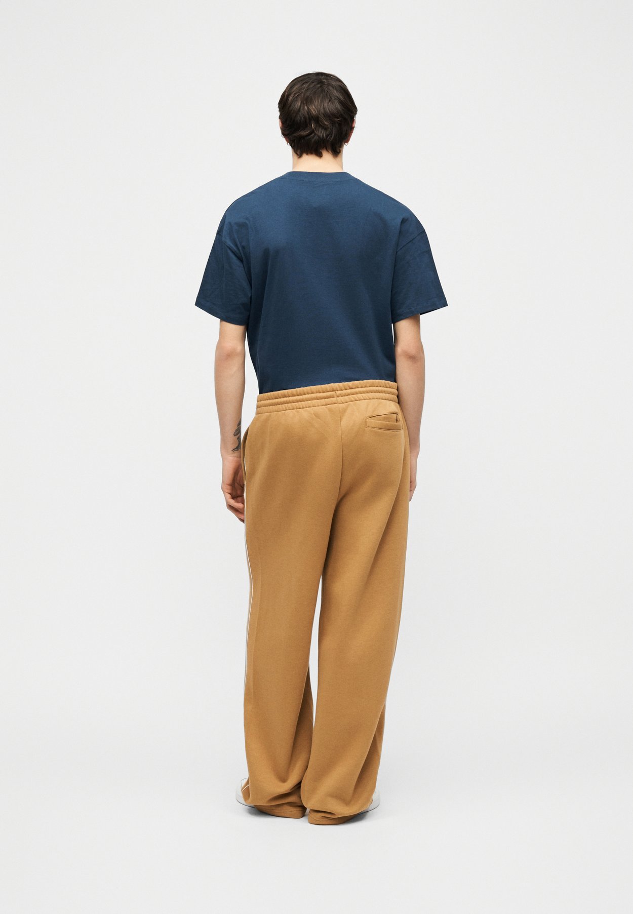 LINEAR GRAPHIC PANT