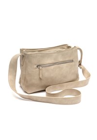 Borsa a tracolla in pelle beige con una lunga tracolla, dotata di una tasca frontale con zip e una forma rettangolare strutturata. Texture liscia.