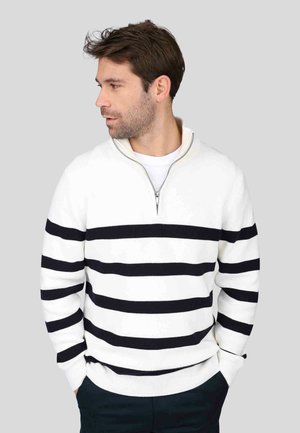 Pull en tricot blanc avec des rayures horizontales bleu marine, col zippé et poignets et ourlet côtelés, avec une texture lisse.