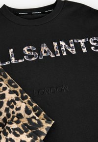 Svart bomullst-shirt med djärva leopardmönstrade bokstäver "ALLSAINTS" och präglad detalj "LONDON". Korta ärmar med leopardmönstrad accent.