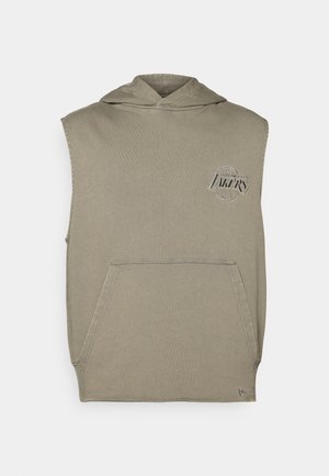 Ujjatlan kapucnis felső olívazöld színben, elülső kenguruzsebbel és hímzett "Lakers" logóval a mellrészén. Puha, pamut keverék anyag.