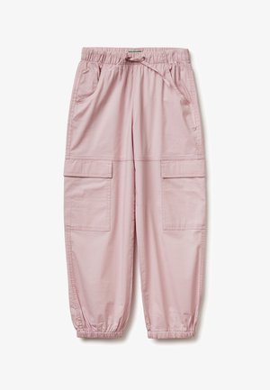 Pantalones cargo rosa claro con cintura elástica, cordón ajustable, bolsillos laterales, grandes bolsillos frontales con solapa y puños elásticos.