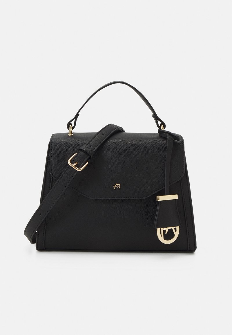 Sac à main structuré noir avec poignée supérieure, bandoulière ajustable, quincaillerie dorée et un petit détail de charme doré attaché.