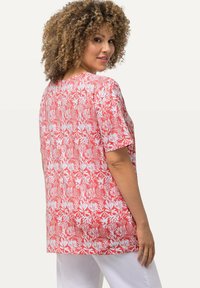 Ulla Popken CORAL REEF SHORT SLEEVE V-NECK  - Triko s potiskem - dark coral