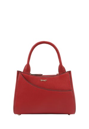 Sac à main en cuir rouge avec des poignées arrondies, une forme structurée et des accents courbés. Présente un détail de logo doré à l'avant.