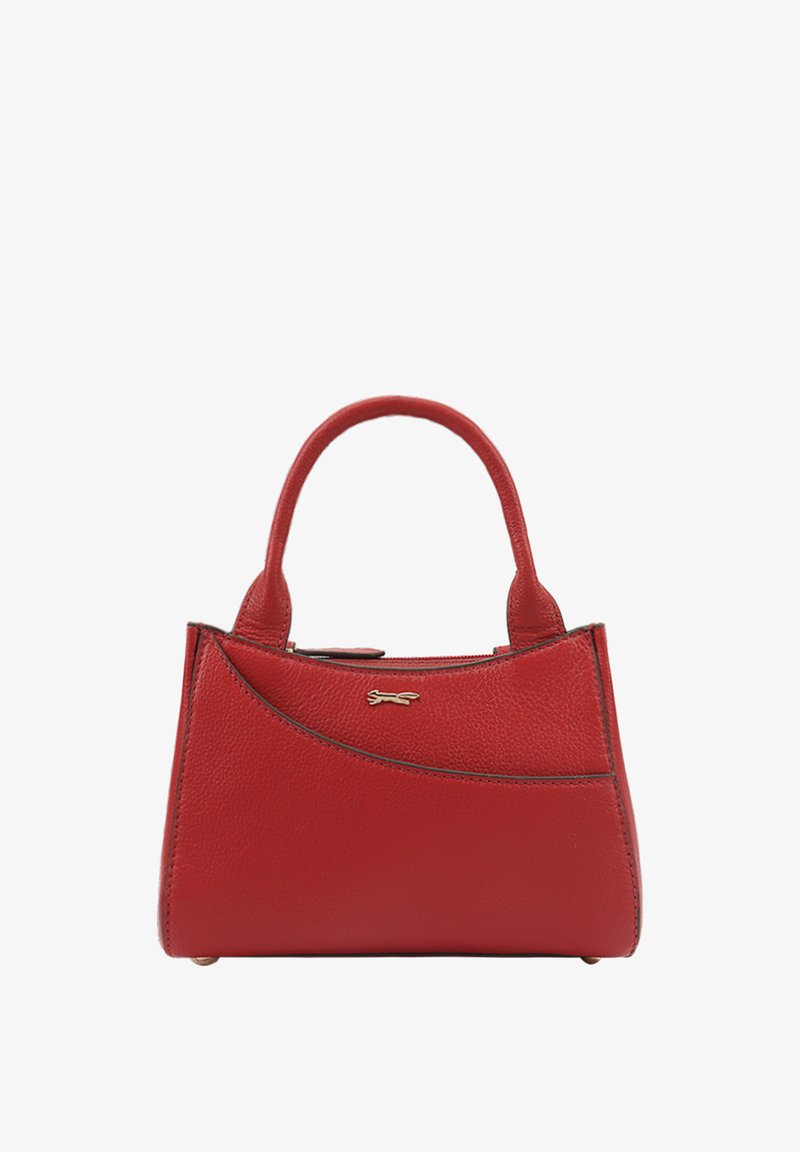 Sac à main en cuir rouge avec des poignées arrondies, une forme structurée et des accents courbés. Présente un détail de logo doré à l'avant.