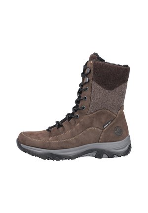 Bottes de randonnée en suede marron avec un revers en tricot texturé, des lacets noirs et une semelle en caoutchouc adhérente, affichant des détails cousus et un emblème de logo.