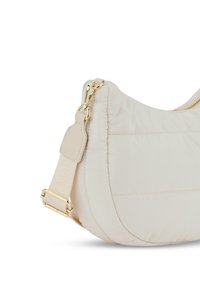 Sac bombé de couleur crème avec une forme incurvée, en tissu texturé et avec des accessoires en or. Bandoulière ajustable avec un discret détail de logo.