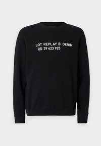 Felpa nera con maniche lunghe, polsini e orlo a costine. Presenta del testo bianco: "LOT REPLAY B. DENIM RD 39 423 925" sulla parte anteriore.