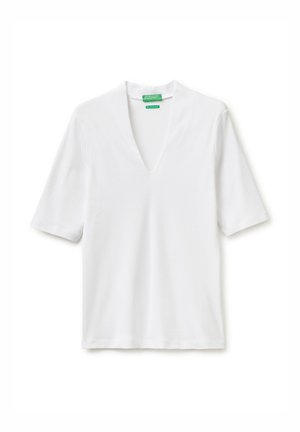 Weißes T-Shirt mit V-Ausschnitt und kurzen Ärmeln, das leicht locker sitzt, mit grünen Markenetiketten am hinteren Innkragen.