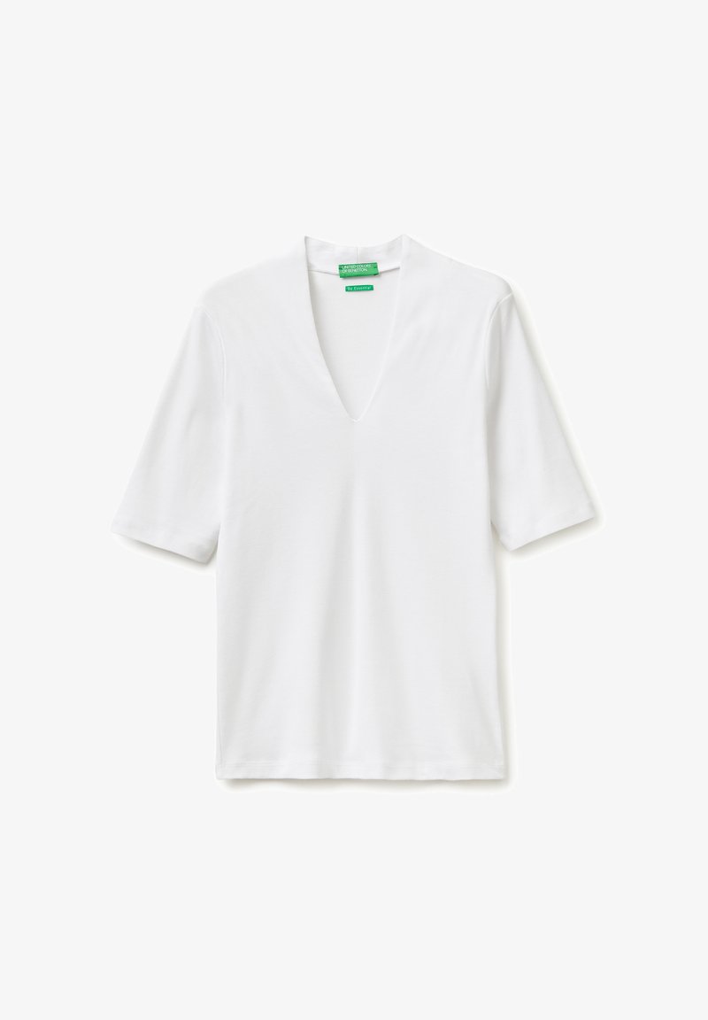 Weißes T-Shirt mit V-Ausschnitt und kurzen Ärmeln, das leicht locker sitzt, mit grünen Markenetiketten am hinteren Innkragen.