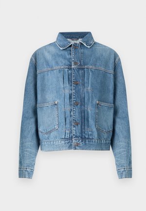 Jachetă din denim albastru deschis, cu guler ascuțit, închidere frontală cu nasturi, două buzunare la piept și detalii cusute. Croială lejeră și mâneci lungi.