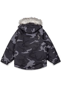 Chaqueta de camuflaje en tonos de gris con capucha forrada de piel sintética, con un corte holgado y puños elásticos, detalles de diseño angulares.