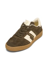 Braune Wildleder-Sneaker mit cremefarbenen Akzenten und strukturiertem Gummisohle. Verfügt über flache Schnürsenkel, ein goldenes Logo-Patch und ein gestreiftes Design an der Seite.