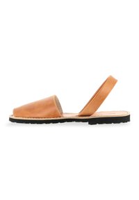 Sandales en cuir tan avec un design à bout ouvert et une seule sangle au talon. Semelle en caoutchouc noire avec des coutures visibles sur le bord.