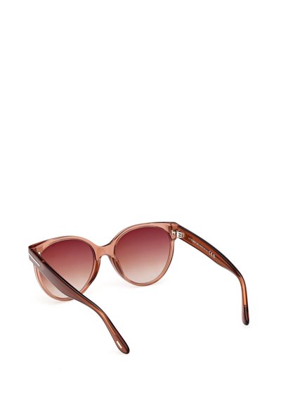 Kattöga solglasögon med en genomskinlig ljusbrun ram, gradientfärgade linser som övergår från ljus till mörk. Slät yta, robusta bågar.