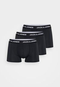 Sorte boxertruser laget av elastisk stoff, med en hvit strikk som har "JACK & JONES"-logo, vist i en pakke med tre.