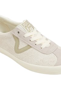 Zapatillas bajas de ante beige con superficie texturizada, cordones color crema y un detalle sutil del logo. Presenta acentos de forma contrastantes en verde claro.