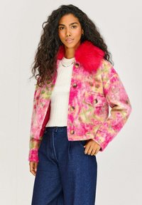 Fleece bunda v živé růžové barvě s mnoha barvami, se syntetickým kožíškem na límci a zapínáním na knoflíky. Obsahuje náprsní kapsu.