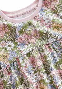 Un tissu rose doux avec un motif floral comprenant des feuilles vertes, des fleurs roses et jaunes, des papillons bleus, ainsi que de petites illustrations de lapins et de souris.