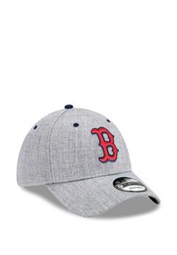 Grau Baseballcap mit strukturierter Stoffoberfläche, ausgestattet mit einem roten gestickten "B"-Logo auf der Vorderseite und einem schwarzen Logo-Aufkleber auf dem Schirm.