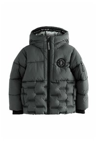 Graue gepolsterte Jacke mit Kapuze, ausgestattet mit einem schwarzen Reißverschluss, gebrandeten Akzenten und einem Gummilogo-Patch auf der Brust. Strukturiertes, gesteppte Design.