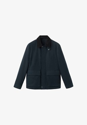 Veste bleu marine foncé avec col noir, fermeture frontale à boutons-pressions et deux grandes poches à rabat à l'avant.