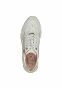 Sneaker bianco con punteggiature sulla punta, dettagli dorati, zip laterale e stringhe. Materiale liscio con un rivestimento morbido e logo sulla soletta.