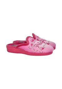 Zapatillas de fieltro rosa con un diseño en forma de corazón, que cuentan con acentos bordados y una suela acolchada para mayor comodidad.
