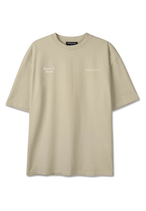 Béžové tričko s krátkym rukávom a okrúhlym výstrihom, na ľavej strane hrude biely nápis "Moments To Memories" a na pravej strane nápis "PEGADOR".