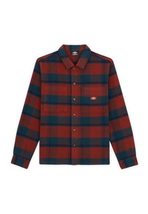 Camisa de franela en un cuadro rojo y verde azulado, con un cuello abotonado, dos bolsillos frontales y una etiqueta de logo en el pecho. Mangas largas con puños abotonados.