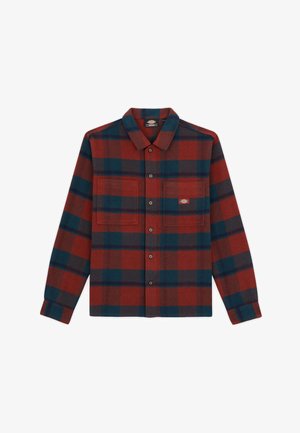 Camisa de franela en un cuadro rojo y verde azulado, con un cuello abotonado, dos bolsillos frontales y una etiqueta de logo en el pecho. Mangas largas con puños abotonados.