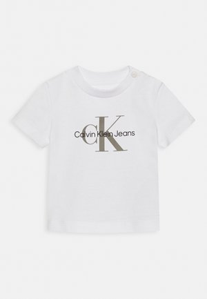 Biała bawełniana koszulka z dużym szarym logo "CK" i czarnym napisem "Calvin Klein Jeans". Krótkie rękawy z zapięciem na napy przy ramionach.