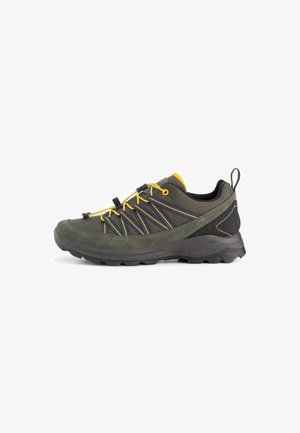 Buitenschoen voor wandelen in donker groen met gele veters, zwarte en gele accenten, en een robuuste zool voor grip.