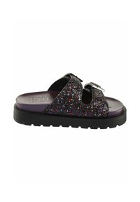 Sandală cu glitter negru, având o talpă solidă neagră, accesorii din hardware argintiu și un toc confortabil cu o nuanță purpurie.