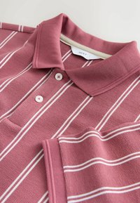 Bordovo pruhované polo tričko s textúrovanou tkaninou, zapínaním na gombíky a kontrastným smotanovým golierom. Tri gombíky s kontrastným prešívaním.