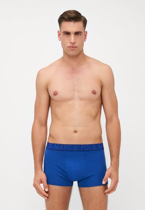 Herrenboxershorts in Blau mit einem dunkelblauen elastischen Bund, der das Logo "MARCO O' POLO" trägt, aus einem glatten, elastischen Stoff gefertigt.