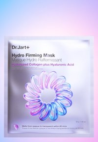 Verpakking van Dr.Jart+ Hydro Firming Mask met daarop gehydrolyseerd collageen, hyaluronzuur en een afbeelding van een gedraaide, doorschijnende ring in roze en blauwe kleuren.